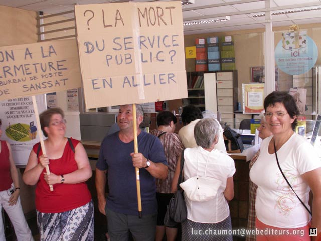 Manifestation contre la r&eacute;duction des horaires d'ouverture du bureau postal de Sanssat