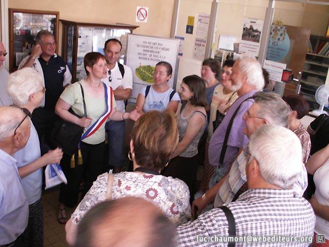 Manifestation contre la r&eacute;duction des horaires d'ouverture du bureau postal de Sanssat