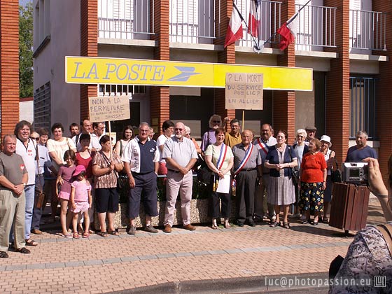 Manifestation  la poste de Varennes/A., dbut juillet 2006, contre la rduction des horaires d'ouverture du bureau de Sanssat.