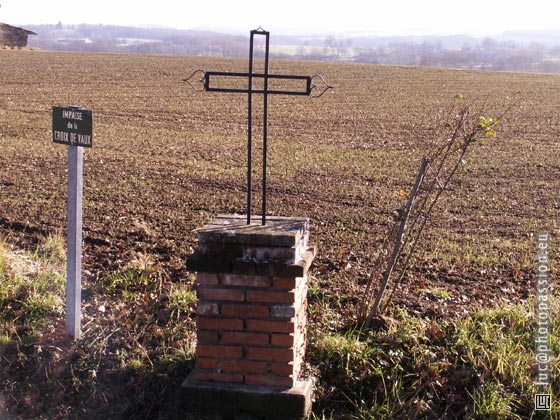 Croix de Vaux, sur la hauteur, au Nord-Ouest de Seuillet.