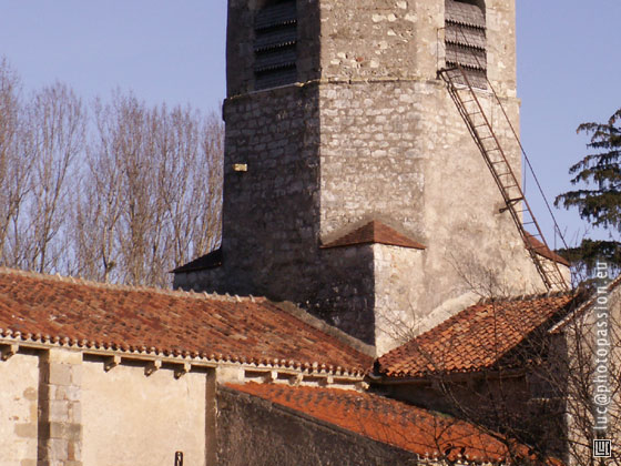 D�tail du clocher et des toitures de l'�glise romane Saint-Martial.