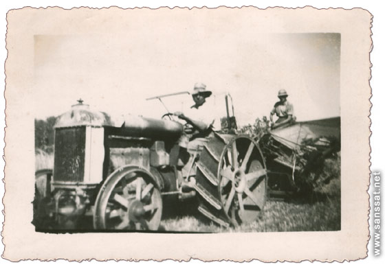 Vue d'�poque du premier tracteur qui, dans les ann�es '50, amor�a la r�volution technique agricole dans le village.