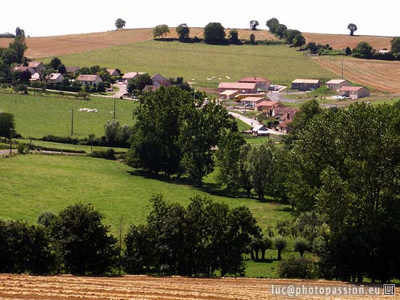 Les lotissements d'Artivi�res, sur la route de Billy. Sur la droite, les nouvelles habitations.