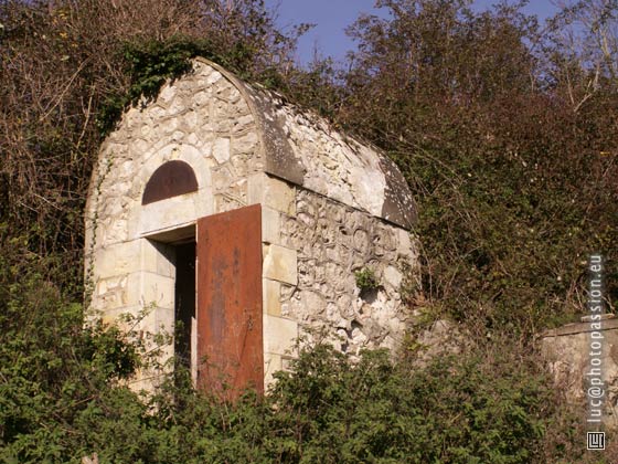 Edicule abritant le captage de la source de Lachenaud. Construit au XIXe s. par la famille Noailly.
