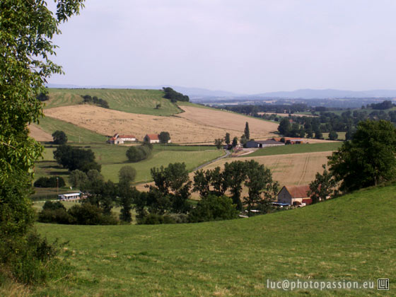 Vue en direction de la Montagne Bourbonnaise, depuis le sentier menant � Langy, au-dessus du Bourg.