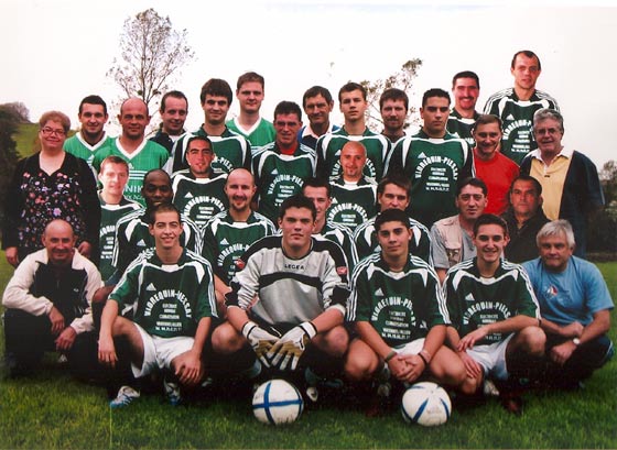 l'équipe de football de Sanssat (Bourbonnais, France) au grand complet, avec son encadrement technique