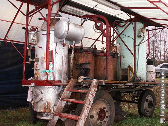 Au bas de St-G�rand, alambic itin�rant pour distiller l'alcool de nos fruits.