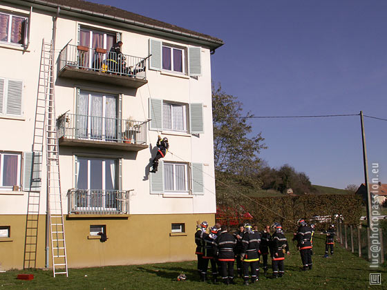 Nos sapeurs-pompiers en exercice d'�vacuation de personnes en b�timent �lev�.