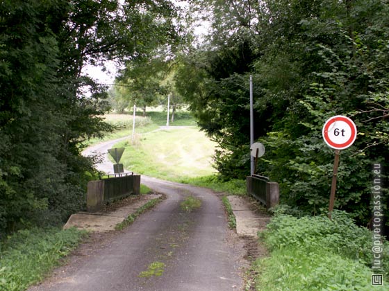Courte petite route franchissant le Rdan pour mener  Beaux Yeux.